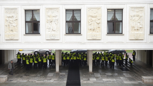 Metalowe barierki i setki policjantów przed Sejmem